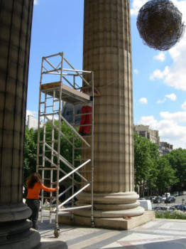 Obra contemporánea nombrada « accrochage d'une de 3 sur façade », Hecho por ADRIENNE JALBERT