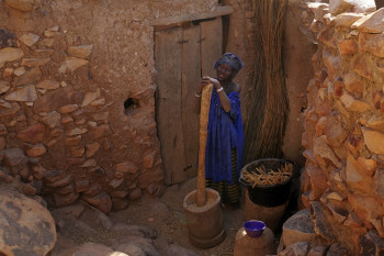 Femme pilant le mil pays dogon En el sitio ARTactif