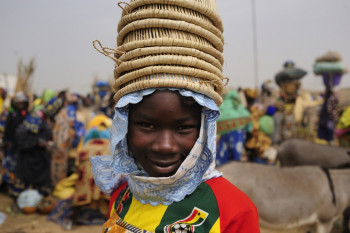 Petite vendeuse de vannerie MOPTI En el sitio ARTactif