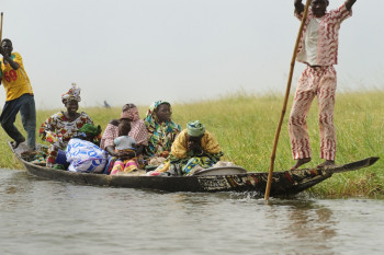 Femmes en pirogue En el sitio ARTactif