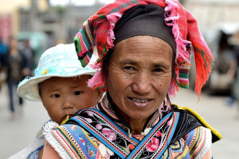 FEMME DE LA TRIBU YI 5 En el sitio ARTactif