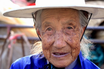 Femme du village Thonghai En el sitio ARTactif