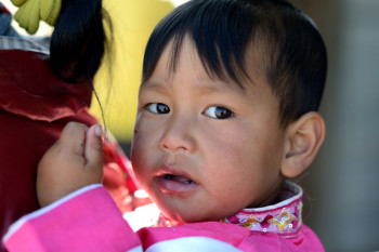 enfant en tenue traditionnel En el sitio ARTactif