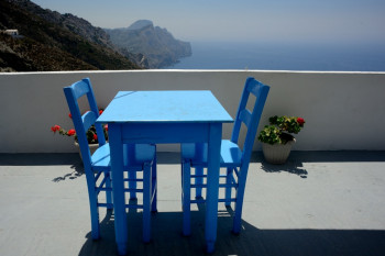 LA TABLE BLEUE (KARPATHOS) En el sitio ARTactif