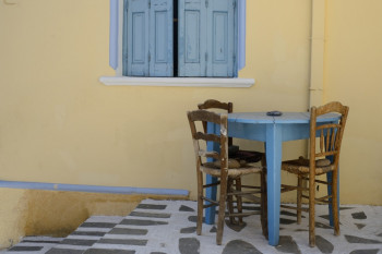 UNE TABLE ET 3 CHAISES (KARPATHOS) En el sitio ARTactif