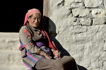 Femme en tenue traditionnelle En el sitio ARTactif