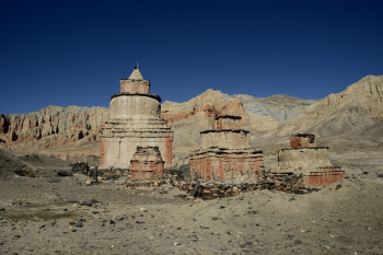 Chortens dans la vallée ocre En el sitio ARTactif