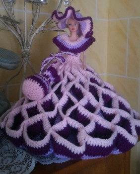 Obra contemporánea nombrada « Robe poupée Barbie Rose, Violet Foncé, Parme », Hecho por BOUTIN