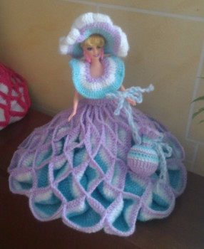 Obra contemporánea nombrada « Robe Poupée Barbie verdeau, Parme et Blanche », Hecho por BOUTIN