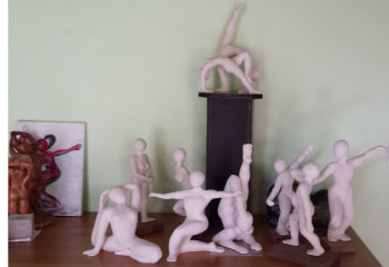 Obra contemporánea nombrada « Danse. Serie de sculptures autour de 30 cm .terre blanche non lissée 6000euros l'ensemble pièce », Hecho por ISABELLE MOTTE