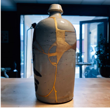 Obra contemporánea nombrada « Tokkuri japonais du XIXe siécle  - restauré 100% dans la tradition Kintsugi - OR 24 carats », Hecho por JULIEN SALUT