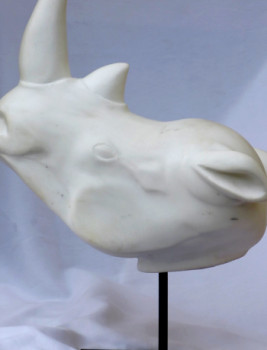 Obra contemporánea nombrada « Marbre de Macedonia : Tête de rhinocéros blanc », Hecho por JEAN-MICHEL GARINO