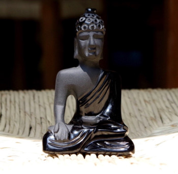 Obra contemporánea nombrada « Bouddha Siddharta Gautama taillé pierre semi precieuse obsidienne noire méditation spiritualité », Hecho por MIROIR PLANéTAIRE BLANC