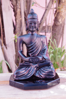 Obra contemporánea nombrada « sculpture Bouddha Siddharta Gautama en pierre fine obsidienne noire du Mexique », Hecho por MIROIR PLANéTAIRE BLANC