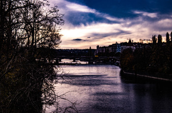 Obra contemporánea nombrada « Vue d'ensemble des rives du fleuve a Prague », Hecho por MARION BORELLE