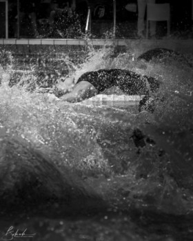 Obra contemporánea nombrada « Backstroke swimmer in black and white light », Hecho por BOKEH