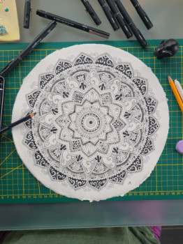 Obra contemporánea nombrada « Black & White mandala », Hecho por LPERRIERART