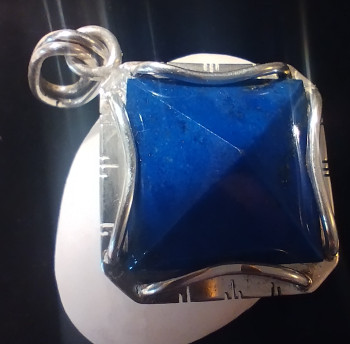 Obra contemporánea nombrada « Pendentif argent et lapis », Hecho por BORIS