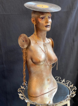 Obra contemporánea nombrada « Sexy a-dorée Höhe / Breite / Tiefe / 72 x 49 x 35 », Hecho por SOF