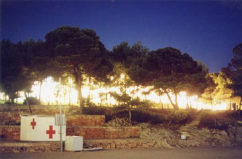 Obra contemporánea nombrada « Mallorca - Font de sa Cala - Bungalows en feu - encadré », Hecho por SARCIE