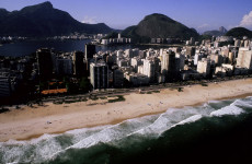 la-baie-de-rio-et-la-plage-de-copacabana-bresil