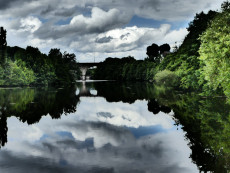 la-vienne-detain-la-photo-a-ete-prise-un-jour-de-pluie-ciel-couvert-ce-qui-restituent-ces-reflets-etames-lumix-300-panasonic-filtre-art-recadree