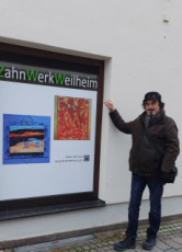 kunstplakat-mit-zwei-werken-de-harju-im-schaufenster-weilheim